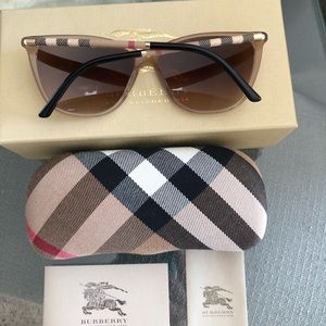 🔥 BRAND NEW Burberry sunglasses 🔥